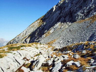 Kayalık vadi Frumseltal üzerinde Churfirsten dağ silsilesi - St. Gallen, İsviçre