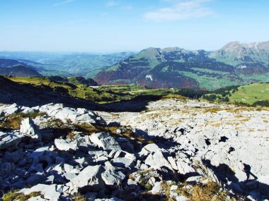 Kayalık vadi Frumseltal üzerinde Churfirsten dağ silsilesi - St. Gallen, İsviçre