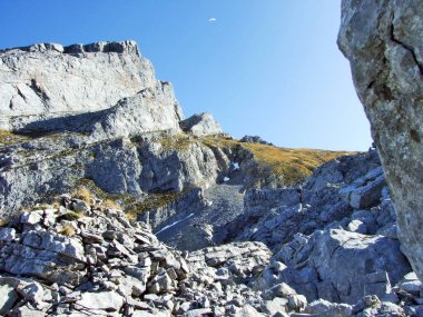 Kayalık vadi Frumseltal üzerinde Churfirsten dağ silsilesi - St. Gallen, İsviçre
