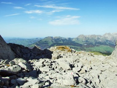 Kayalık vadi Frumseltal üzerinde Churfirsten dağ silsilesi - St. Gallen, İsviçre