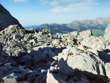 Kayalık vadi Frumseltal üzerinde Churfirsten dağ silsilesi - St. Gallen, İsviçre