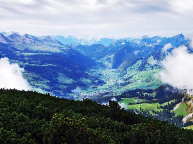 Per Nehri Vadisi Toggenburg bölgesinde ve Churfirsten mountain ranges ile Alpstein - Canton St. Gallen, İsviçre