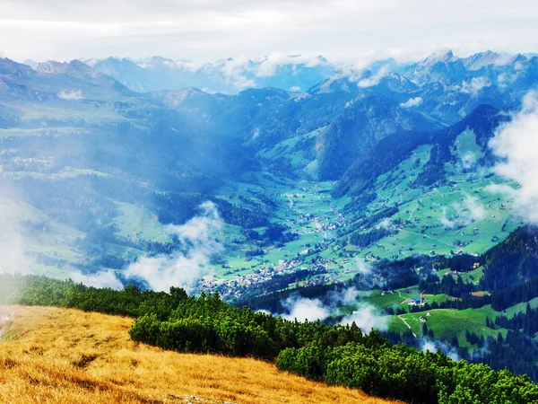 Per Nehri Vadisi Toggenburg bölgesinde ve Churfirsten mountain ranges ile Alpstein - Canton St. Gallen, İsviçre