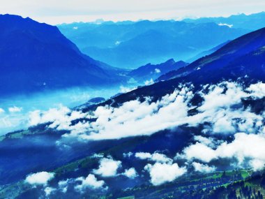 Alçak bulutlar ve sis vadilerde Rhein ve Simmitobel - Canton St. Gallen, İsviçre