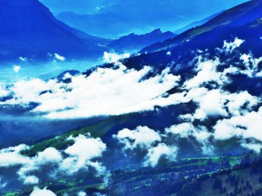 Alçak bulutlar ve sis vadilerde Rhein ve Simmitobel - Canton St. Gallen, İsviçre