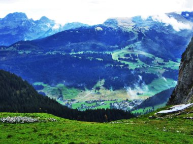 Alçak bulutlar ve sis vadilerde Rhein ve Simmitobel - Canton St. Gallen, İsviçre