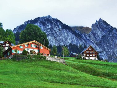 Kırsal çiftlik ve geleneksel mimarisini Wildhaus düşündüklerini River Valley - Canton St. Gallen, İsviçre