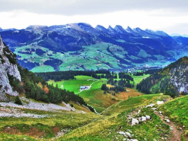 Panorama Churfirsten dağ zinciri - kantonları St. Gallen, İsviçre dağ doruklarına doğru