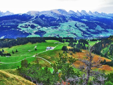 Panorama Churfirsten dağ zinciri - kantonları St. Gallen, İsviçre dağ doruklarına doğru