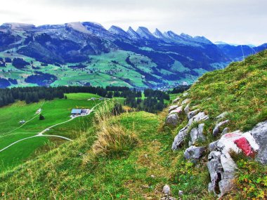 Panorama Churfirsten dağ zinciri - kantonları St. Gallen, İsviçre dağ doruklarına doğru