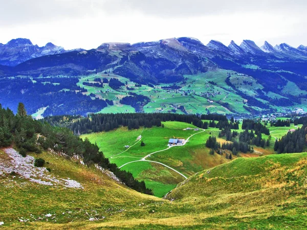 Panorama Churfirsten dağ zinciri - kantonları St. Gallen, İsviçre dağ doruklarına doğru