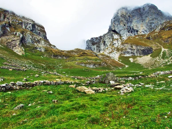 写真写りの牧草地と Alpstein ザンクト ガレンのカントン スイス連邦共和国の丘 — ストック写真
