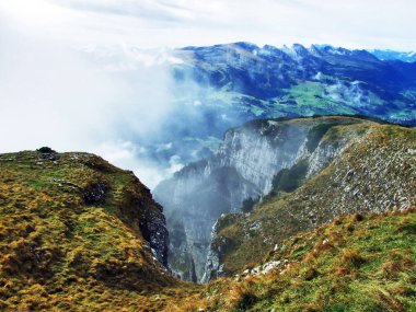 Çimenli-kayalık tepe Gulme veya Gulmen Alpstein dağ silsilesi - Canton St. Gallen, İsviçre uzamış