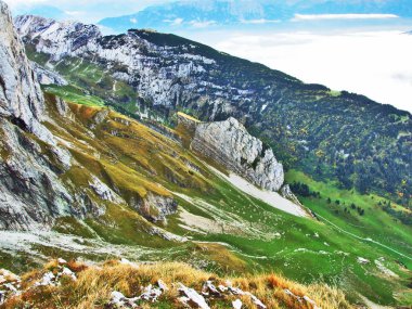 Wildhuser Schofberg Alpstein dağ silsilesi - Canton St. Gallen, İsviçre tepesinden gerçekçi kez bakıldı