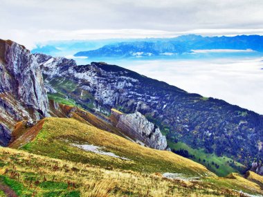Wildhuser Schofberg Alpstein dağ silsilesi - Canton St. Gallen, İsviçre tepesinden gerçekçi kez bakıldı