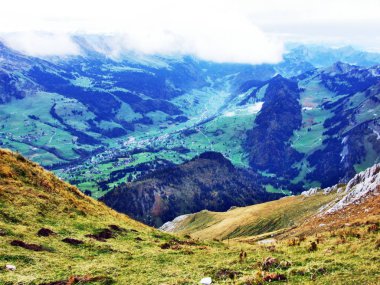 Wildhuser Schofberg Alpstein dağ silsilesi - Canton St. Gallen, İsviçre tepesinden gerçekçi kez bakıldı