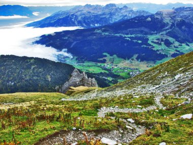 Wildhuser Schofberg Alpstein dağ silsilesi - Canton St. Gallen, İsviçre tepesinden gerçekçi kez bakıldı