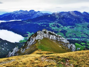 Wildhuser Schofberg Alpstein dağ silsilesi - Canton St. Gallen, İsviçre tepesinden gerçekçi kez bakıldı