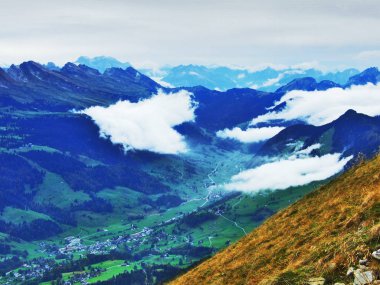 Wildhuser Schofberg Alpstein dağ silsilesi - Canton St. Gallen, İsviçre tepesinden gerçekçi kez bakıldı