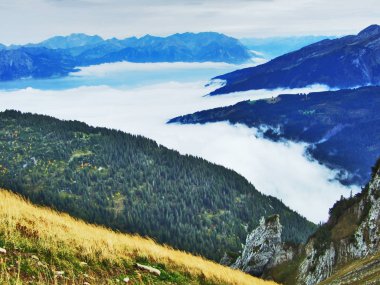 Wildhuser Schofberg Alpstein dağ silsilesi - Canton St. Gallen, İsviçre tepesinden gerçekçi kez bakıldı