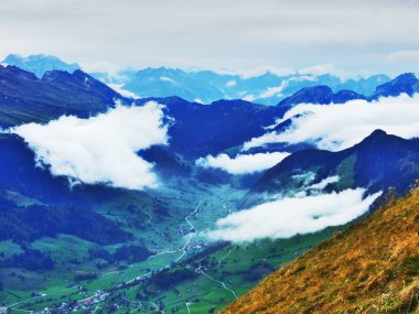 Wildhuser Schofberg Alpstein dağ silsilesi - Canton St. Gallen, İsviçre tepesinden gerçekçi kez bakıldı