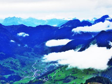 Wildhuser Schofberg Alpstein dağ silsilesi - Canton St. Gallen, İsviçre tepesinden gerçekçi kez bakıldı
