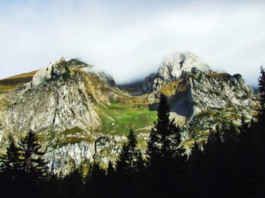 Taş ve kayalardan dağ massif Alpstein - Canton St. Gallen, İsviçre