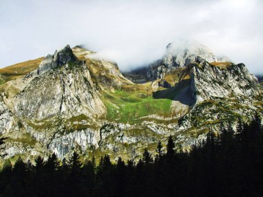 Taş ve kayalardan dağ massif Alpstein - Canton St. Gallen, İsviçre
