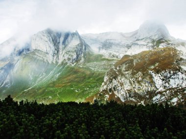 Taş ve kayalardan dağ massif Alpstein - Canton St. Gallen, İsviçre