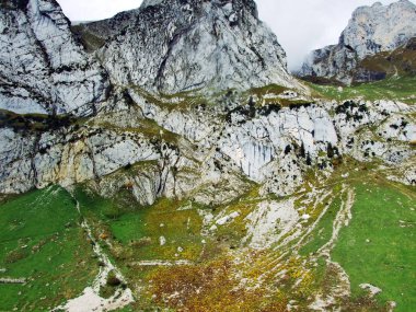 Taş ve kayalardan dağ massif Alpstein - Canton St. Gallen, İsviçre