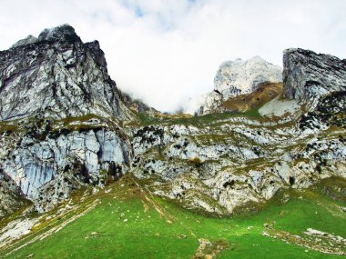 Taş ve kayalardan dağ massif Alpstein - Canton St. Gallen, İsviçre