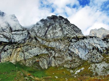 Taş ve kayalardan dağ massif Alpstein - Canton St. Gallen, İsviçre