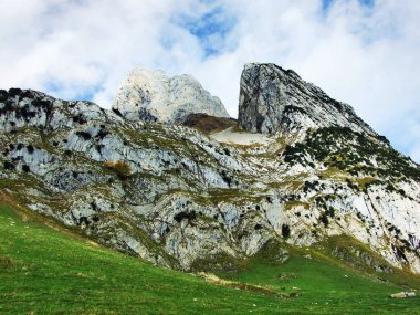 Taş ve kayalardan dağ massif Alpstein - Canton St. Gallen, İsviçre