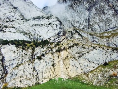 Taş ve kayalardan dağ massif Alpstein - Canton St. Gallen, İsviçre