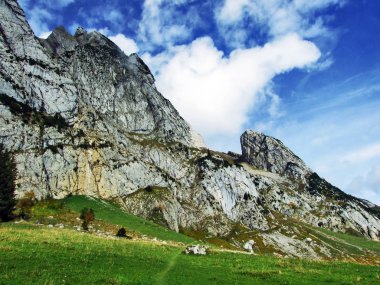 Taş ve kayalardan dağ massif Alpstein - Canton St. Gallen, İsviçre