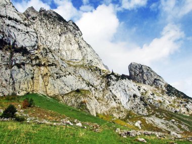 Taş ve kayalardan dağ massif Alpstein - Canton St. Gallen, İsviçre