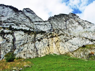 Taş ve kayalardan dağ massif Alpstein - Canton St. Gallen, İsviçre