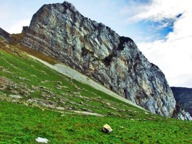 Taş ve kayalardan dağ massif Alpstein - Canton St. Gallen, İsviçre