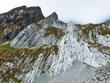 Taş ve kayalardan dağ massif Alpstein - Canton St. Gallen, İsviçre