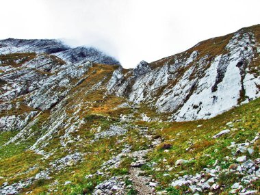 Taş ve kayalardan dağ massif Alpstein - Canton St. Gallen, İsviçre