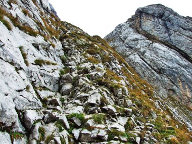 Taş ve kayalardan dağ massif Alpstein - Canton St. Gallen, İsviçre