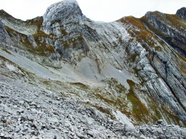 Taş ve kayalardan dağ massif Alpstein - Canton St. Gallen, İsviçre