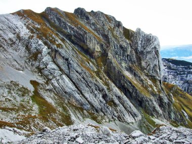 Taş ve kayalardan dağ massif Alpstein - Canton St. Gallen, İsviçre