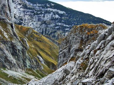 Taş ve kayalardan dağ massif Alpstein - Canton St. Gallen, İsviçre
