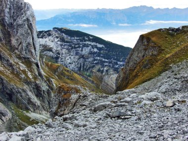 Taş ve kayalardan dağ massif Alpstein - Canton St. Gallen, İsviçre