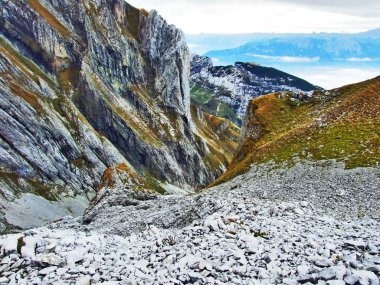 Taş ve kayalardan dağ massif Alpstein - Canton St. Gallen, İsviçre