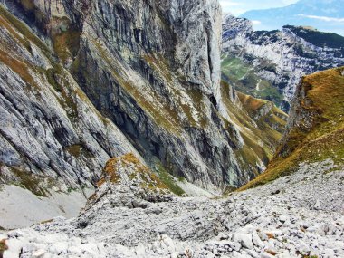 Taş ve kayalardan dağ massif Alpstein - Canton St. Gallen, İsviçre