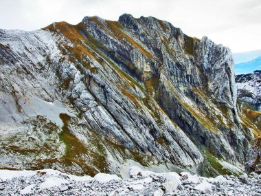 Taş ve kayalardan dağ massif Alpstein - Canton St. Gallen, İsviçre
