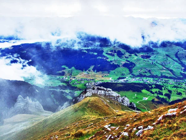 从阿尔普斯坦山脉的野 Huser Schofberg 山顶上看不现实的风景 瑞士圣加仑州 — 图库照片