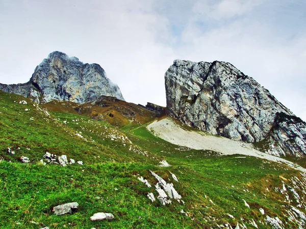 Taş ve kayalardan dağ massif Alpstein - Canton St. Gallen, İsviçre